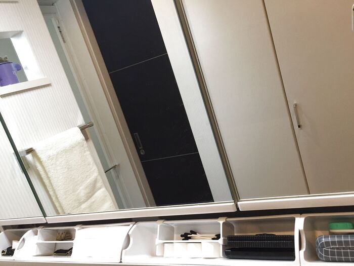 収納に便利!リクシルの三面鏡