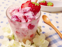 材料3つ!簡単混ぜるだけ‼︎苺のフローズンヨーグルト♡