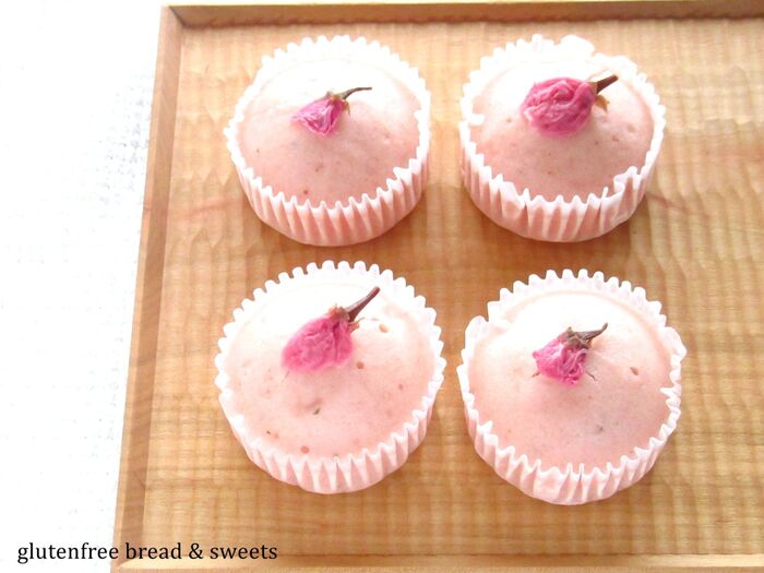 フライパンで作る♪桜の米粉蒸しパン