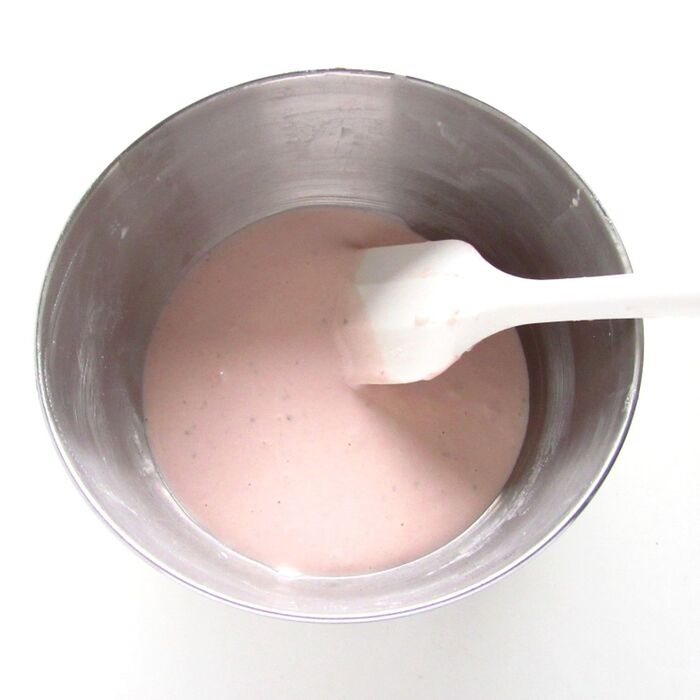 紅麹で色をつけます。