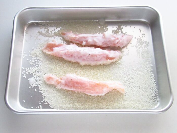 鶏のササミを切って、道明寺粉をつけます。