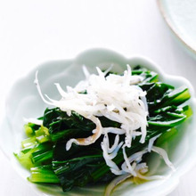 野菜おかずをもう一品!味噌汁を作る前の出汁で小松菜の煮浸し