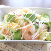 定番レシピ♪エビアボカドの玉ねぎサラダ