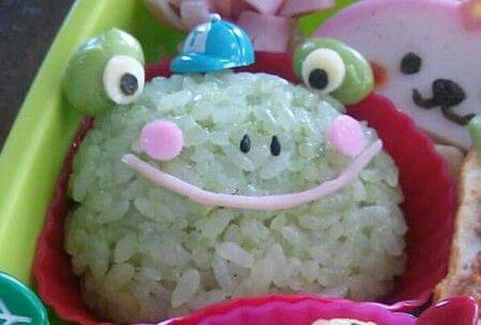 緑のデコふりかけおにぎりでカエルさんの作り方