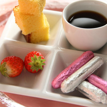 盛り付けがスタイリッシュに決まる!100均の4つ仕切皿!