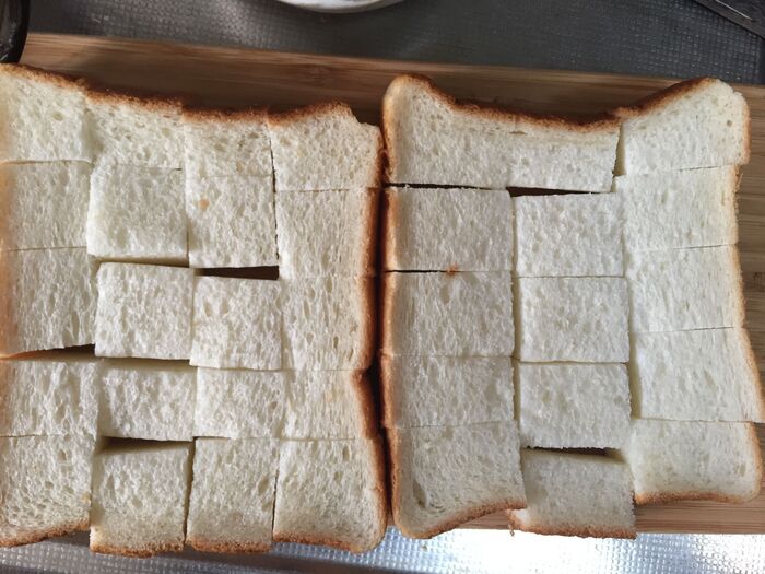 食パンを切って