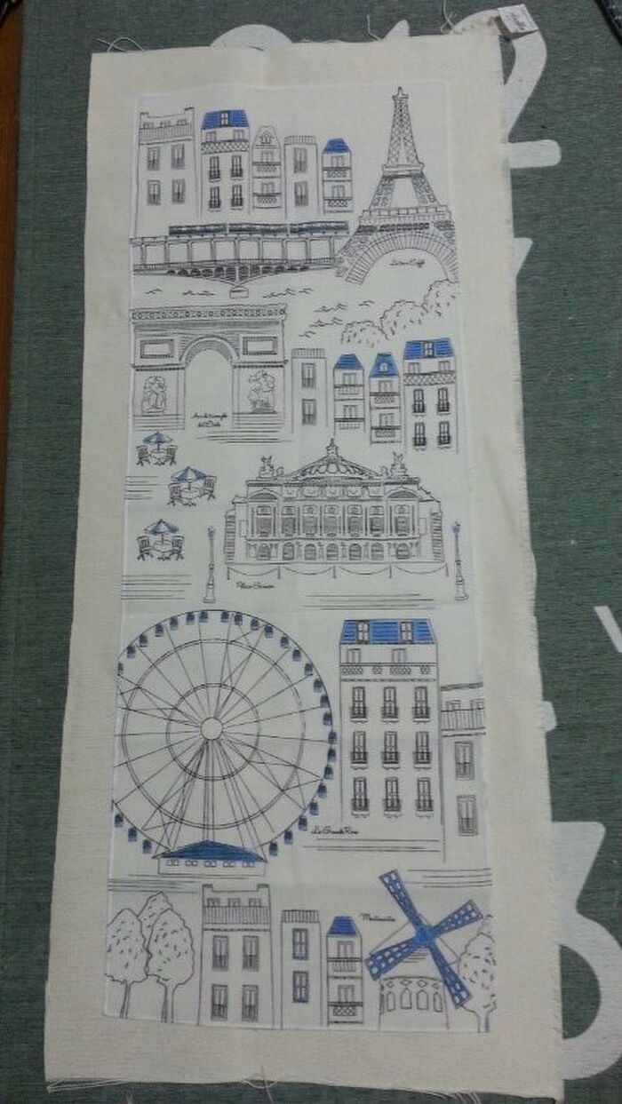 インテリアファブリックにスプレーのりで手拭いを貼る