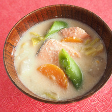 春野菜と鮭の粕汁☆(春キャベツ・スナップエンドウ・新玉ねぎ)