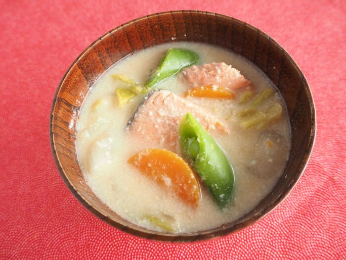 春野菜と鮭の粕汁☆(春キャベツ・スナップエンドウ・新玉ねぎ)