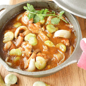 アウトドアにも!スキレットで簡単、そら豆とチキンのカレー