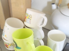 牛乳パックで★かさばるマグカップを簡単収納