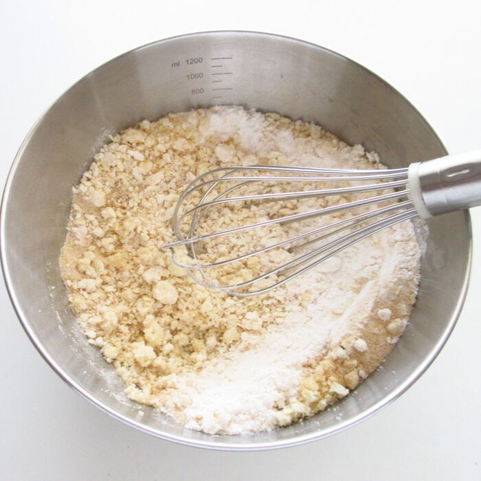 おから、米粉を混ぜます。