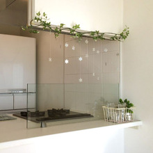 窓のないキッチンにフェイクグリーンを飾ってさわやかさUP!