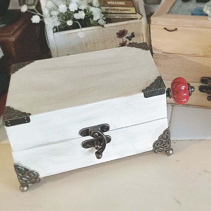 ③ネジと金具をつける。