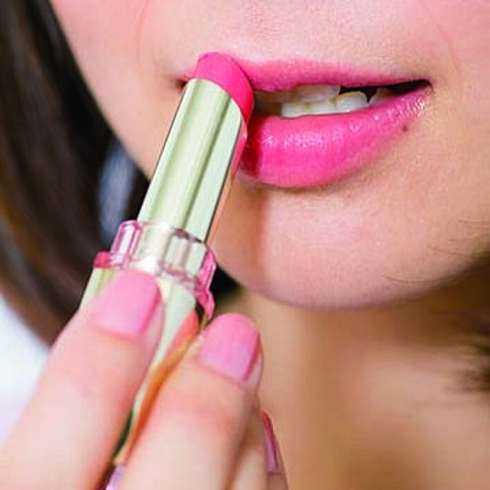 ツヤあり赤みリップを重ね塗り