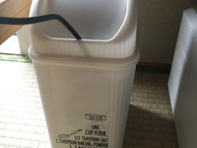 100均のゴミ箱で解決!パソコン周りの配線隠し