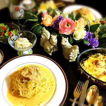 100圴のフラワーアレンジメントのテーブルコーディネート