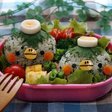 うずら卵のスライスをのせて♪かっぱちゃんのデコおにぎり