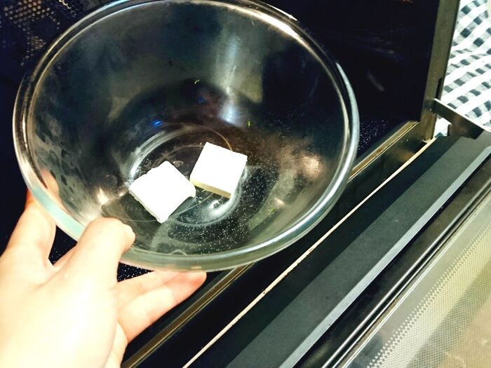 パスタを茹でている間にソースを作ります