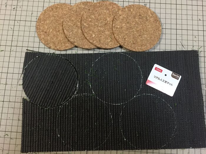 コルクコースターに合わせて芝生を切る