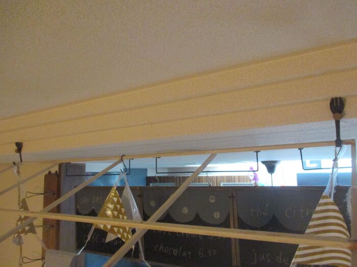 ③完成した屋根をフックとチェーンでつるす。