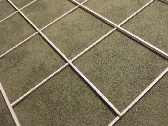 ②格子状にしてくぎでつなげる。