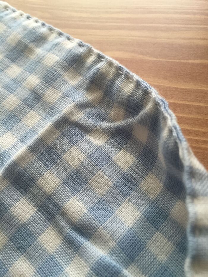 布を半分に折り、端を縫う
