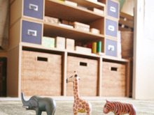 ソフビ人形や変身グッズ。ごちゃつくおもちゃは無印パルプボードボックスとKEYUKAのラタンボックスで