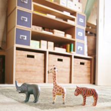 ソフビ人形や変身グッズ。ごちゃつくおもちゃは無印パルプボードボックスとKEYUKAのラタンボックスで