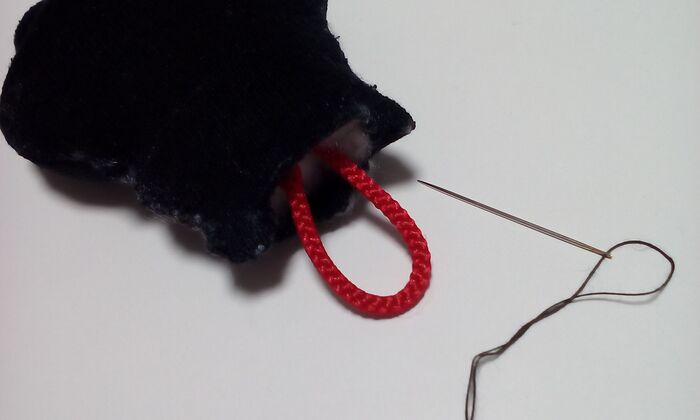 頭の所に輪にした紐を縫い付ける。