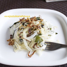 定番をひと工夫! 新玉ねぎとわかめのサラダ~あつあつごま油がけ~