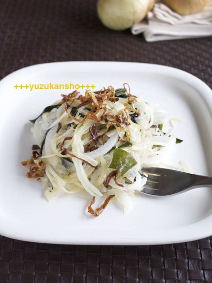 定番をひと工夫! 新玉ねぎとわかめのサラダ~あつあつごま油がけ~