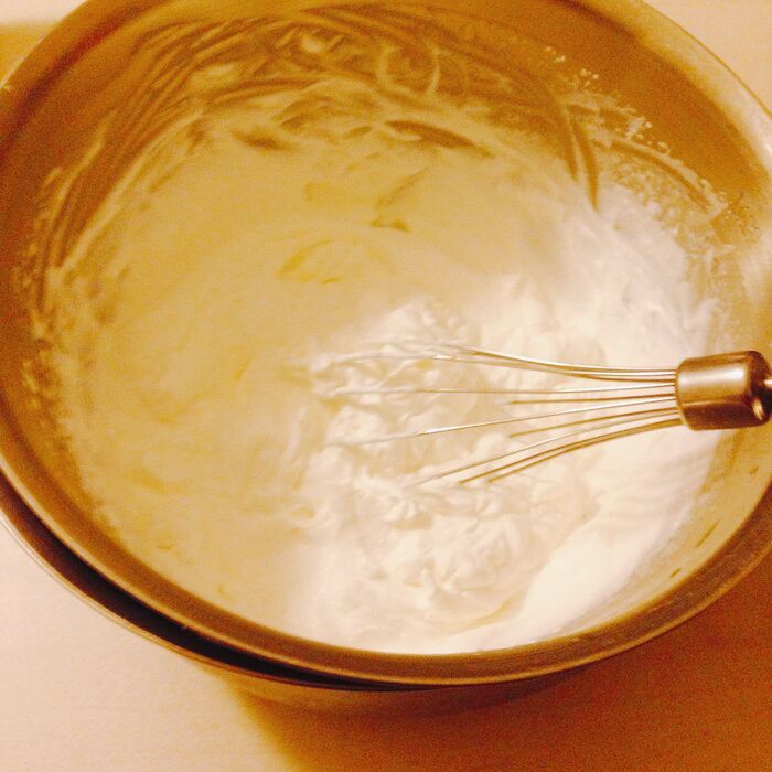 ①生クリームを泡立てる