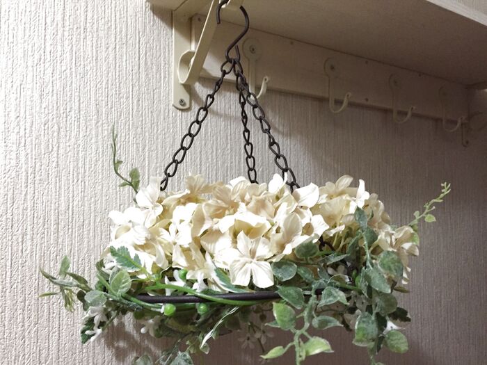 セリアの造花とアイアンハンキング ネットで吊るすディスプレイ