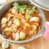 アウトドアにも!スキレットで簡単、そら豆とチキンのカレー