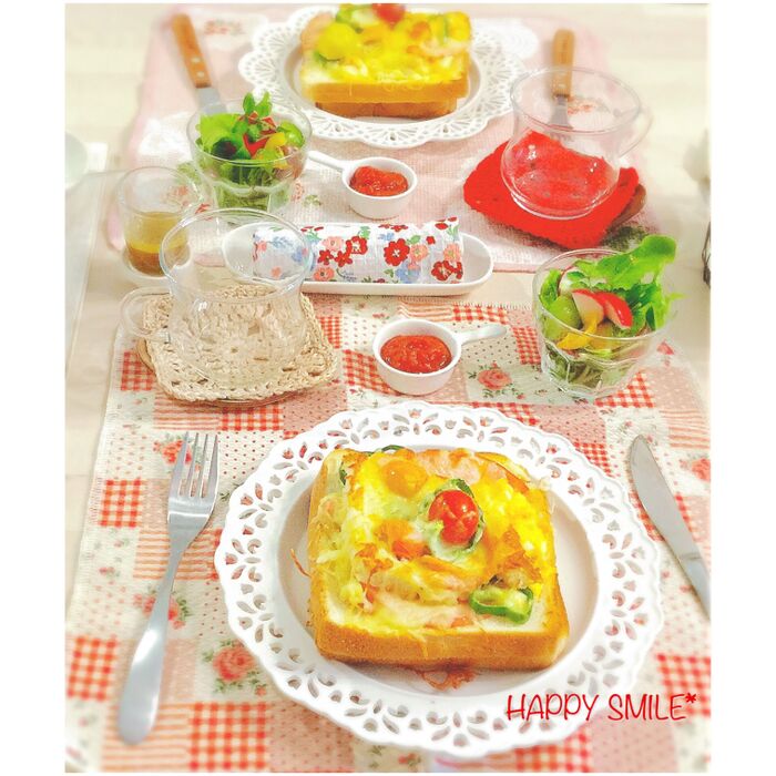 薔薇柄布巾のランチョンマットで心も会話も花咲く♡サンドイッチピザランチ♪