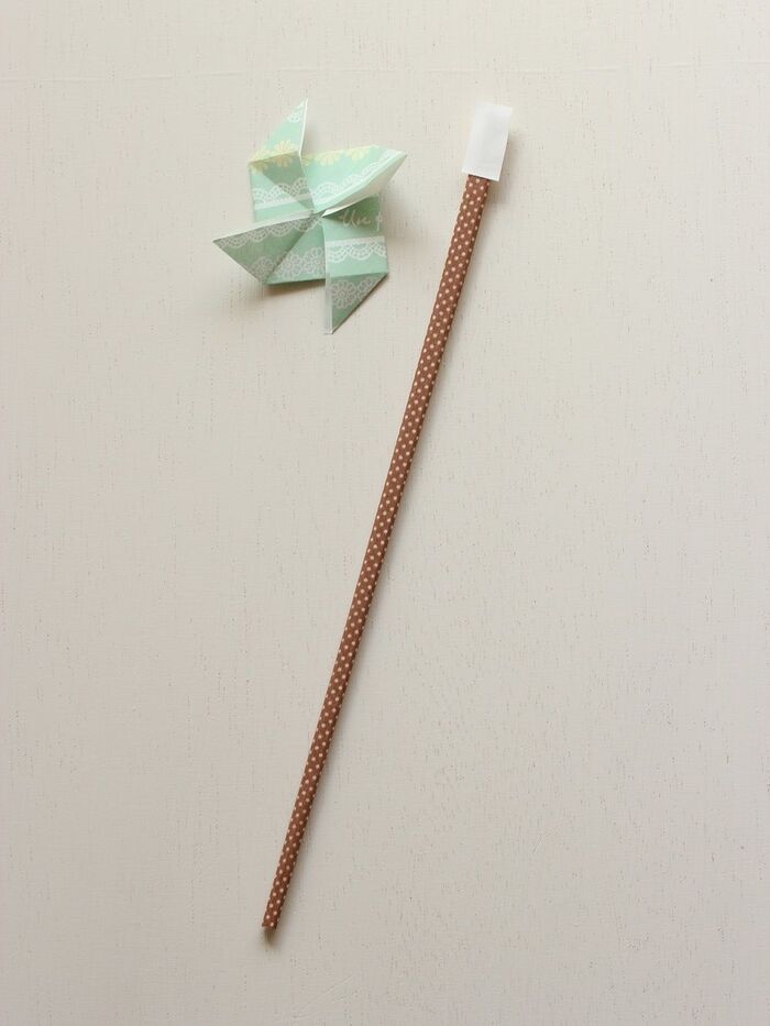 ポールになる棒を割箸とマスキングテープで