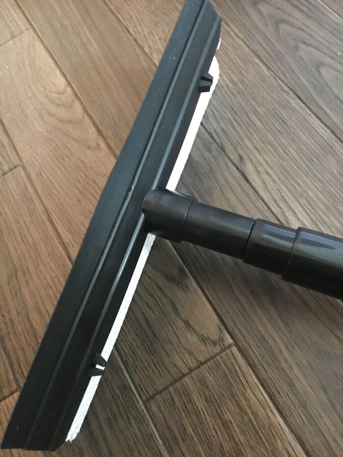 100均オススメ!浴室のお掃除に使えるウインドウクリーナー♪