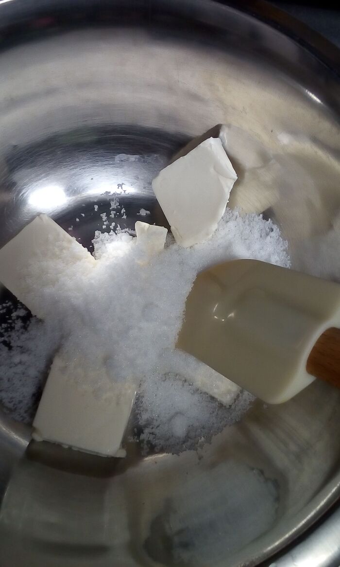 クリームチーズに砂糖を加えてよく練る。