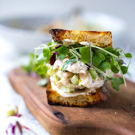ジューシーな鶏肉と栄養満点の野菜で、タラゴンチキンのホットサンド