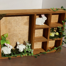 セリアのトレーで、フェイクグリーンをまとった飾り棚