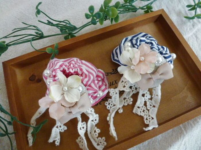 夏のまとめ髪に!造花を使ったクルミボタンのシュシュ