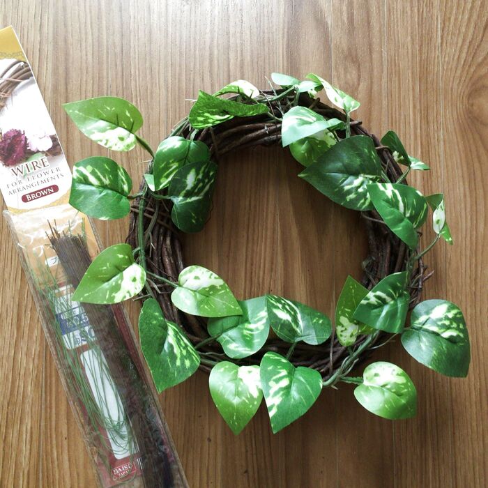 葉っぱのガーランドをリースに固定します