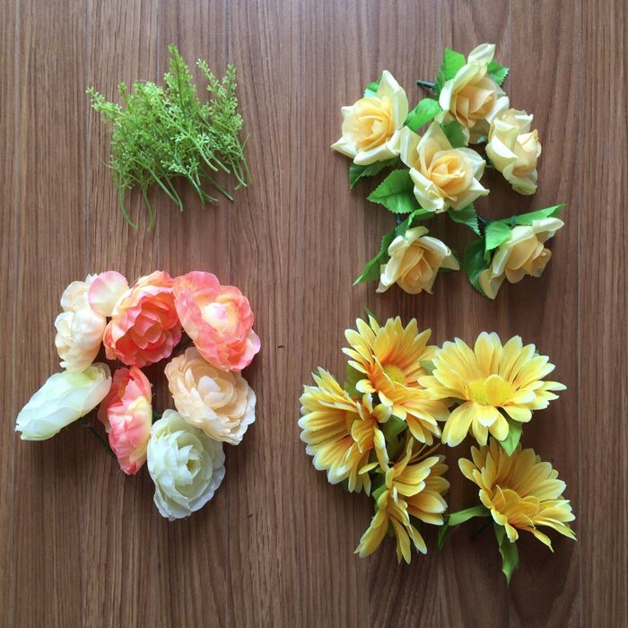 花束から花を一つずつ切ります。