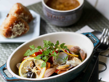 焼きチーズおにぎりの〆も絶品!野菜たっぷりアクアパッツア