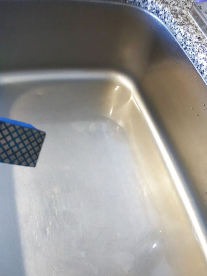 研磨材付きスポンジで仕上げます