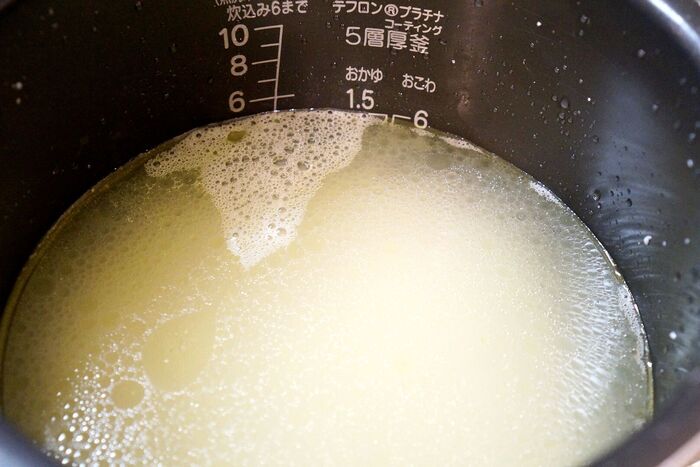 手順4.お米と煮汁、水を入れます