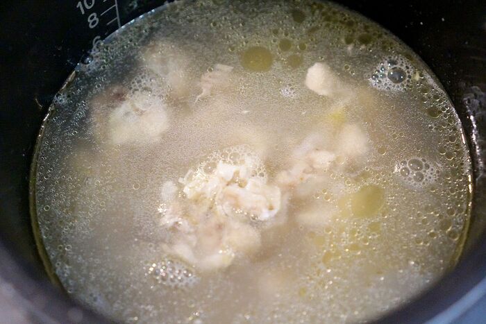 手順5.鶏肉を入れてスイッチを入れます。