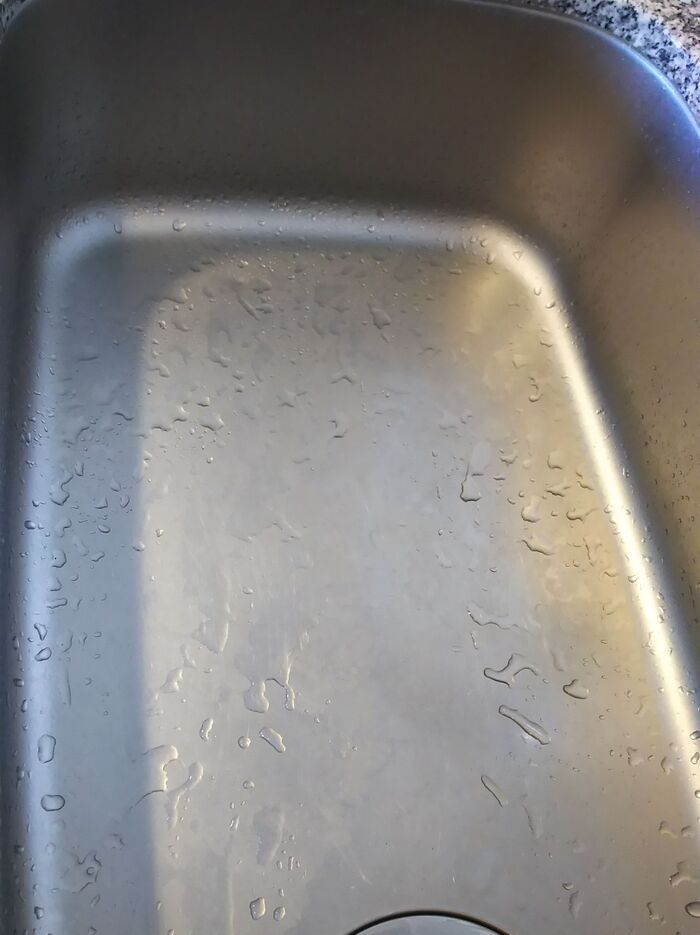 「シールはがし」スプレーを活用!キッチンシンクがピカピカに☆