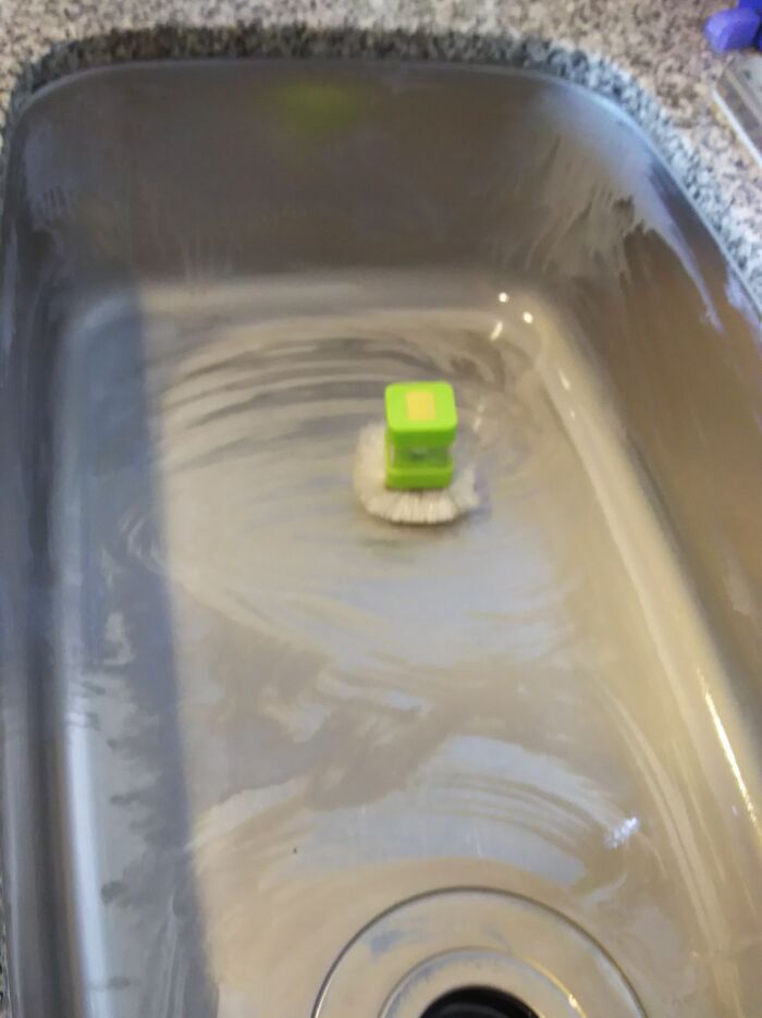 ブラシでこする